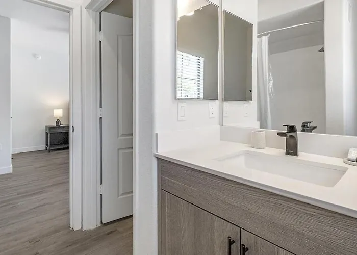 Landing Modern With Amazing Amenities Apartment